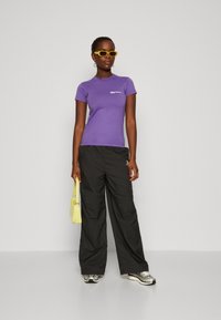 Karl Lagerfeld Jeans LOGO SLIM-FIT - Základné tričko - ultra violet