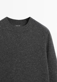 Ciemnoszary sweter z okrągłym dekoltem, zdobiony wzorem w drobne plamki. Wykonany z miękkiej struktury dzianiny. Metka brzmi "Massimo Dutti."