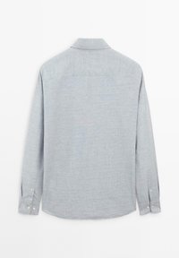 Lichtgrijze langmouwen shirt met een gestructureerde stof, een kraag en knoopsluitingen bij de manchetten. Glad uiterlijk met een eenvoudig, minimalistisch ontwerp.