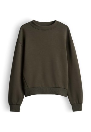 Felpa verde oliva scuro con scollo rotondo, maniche lunghe, polsini e orlo a coste, mostrata su sfondo bianco.