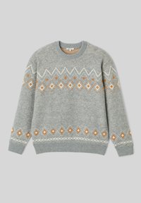 Pull gris tricoté avec un motif géométrique orange et blanc. Comprend un col rond et des poignets côtelés. Texture douce.