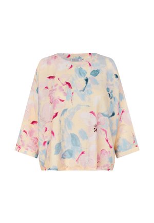 Top met bloemenpatroon in zacht geel, met blauwe en roze bloemen. Loszittend model met driekwartmouwen en een ronde halslijn, gemaakt van lichtgewicht stof.