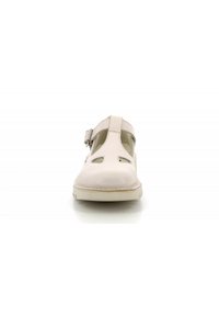 Sandalia de cuero beige claro con detalles recortados, hebilla ajustable y suela de goma blanca. Diseño plano con punta redondeada y acentos mínimos.