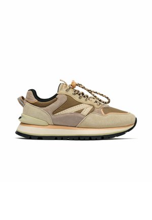 Zapatillas deportivas de ante beige con detalles de malla, punta redonda y diseño en capas. Presentan cordones con patrón y suela de goma negra.