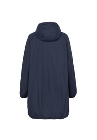 Parka impermeabile blu navy con cappuccio, polsini elasticizzati e design leggermente oversize per comfort e mobilità. Texture morbida, dettagli minimali.
