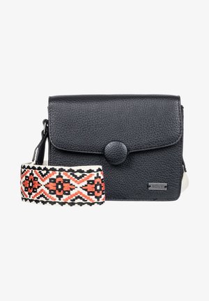 Sac bandoulière en cuir noir texturé avec une fermeture à bouton rond, doté d'une sangle tissée colorée avec des motifs géométriques. Logo Roxy visible.