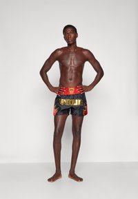 Venum INFERNO 2.0 MUAY THAI SHORTS - Športne kratke hlače - deep black/cherry red