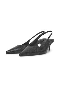 Tacchi slingback neri con punta affusolata, realizzati in materiale testurizzato che ricorda la pelle di serpente, caratterizzati da un tacco basso e dettagli a intaglio.