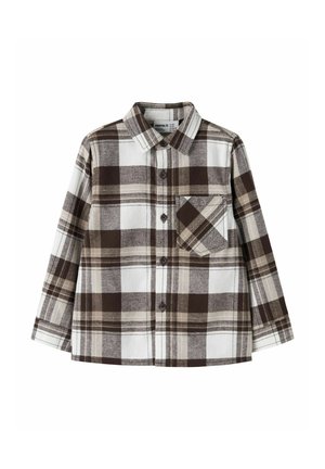 Chemise à manches longues boutonnée avec un motif à carreaux marron, beige et blanc et une poche poitrine sur le côté gauche.