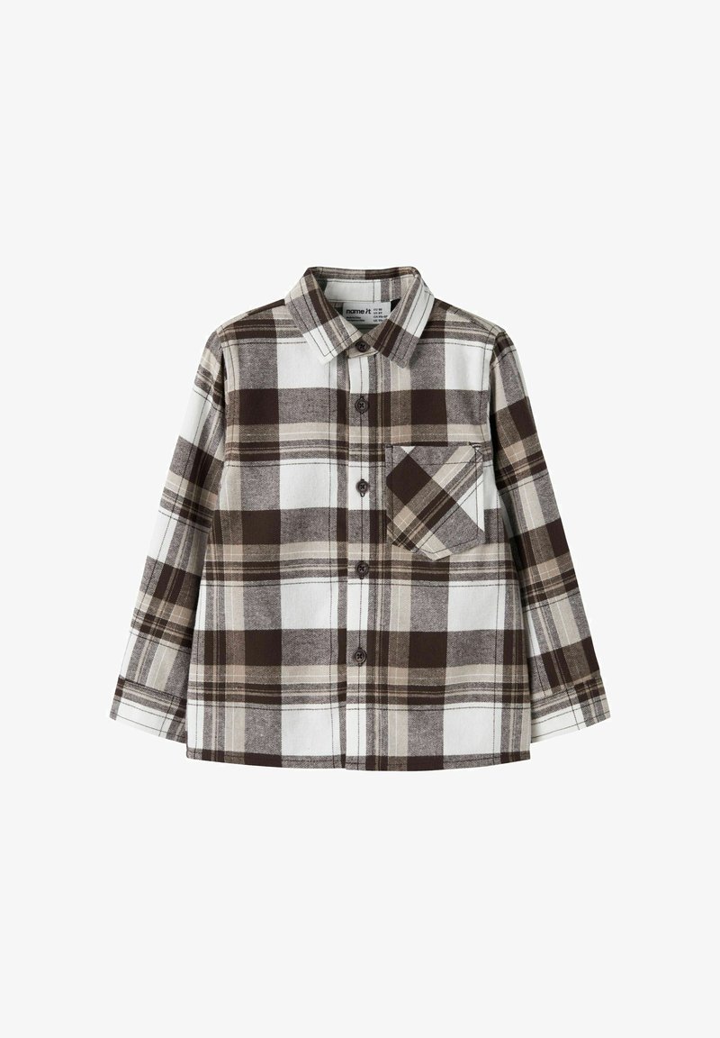 Chemise à manches longues boutonnée avec un motif à carreaux marron, beige et blanc et une poche poitrine sur le côté gauche.