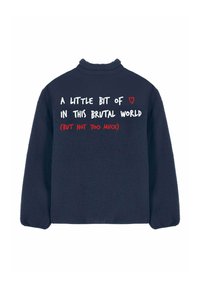 Pull-over en polaire bleu marine avec un col montant, présentant un texte blanc et rouge au dos indiquant diverses phrases, texture douce et coupe décontractée.