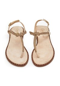 Sandalias de dedo beige con una correa texturizada adornada con hilo metálico, una plantilla suave y una punta redonda, con costuras decorativas.