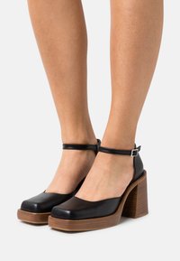 Chio Saltos altos - black buttero