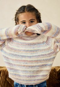 Paksu neulepusero vaaleanpastellivärisillä raitoja, jotka ovat kerma, vaaleanpunainen, sininen ja violetti. Ribbireunat kauluksessa ja hihoissa. Vaatetus hieman ylisuuri.