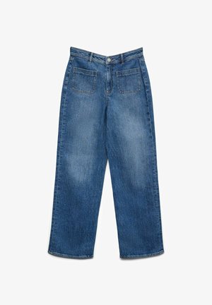Jeans en denim bleu clair à jambes larges avec taille haute, fermeture à bouton à l'avant et deux poches arrière. Présente des zones décolorées et des ourlets droits.