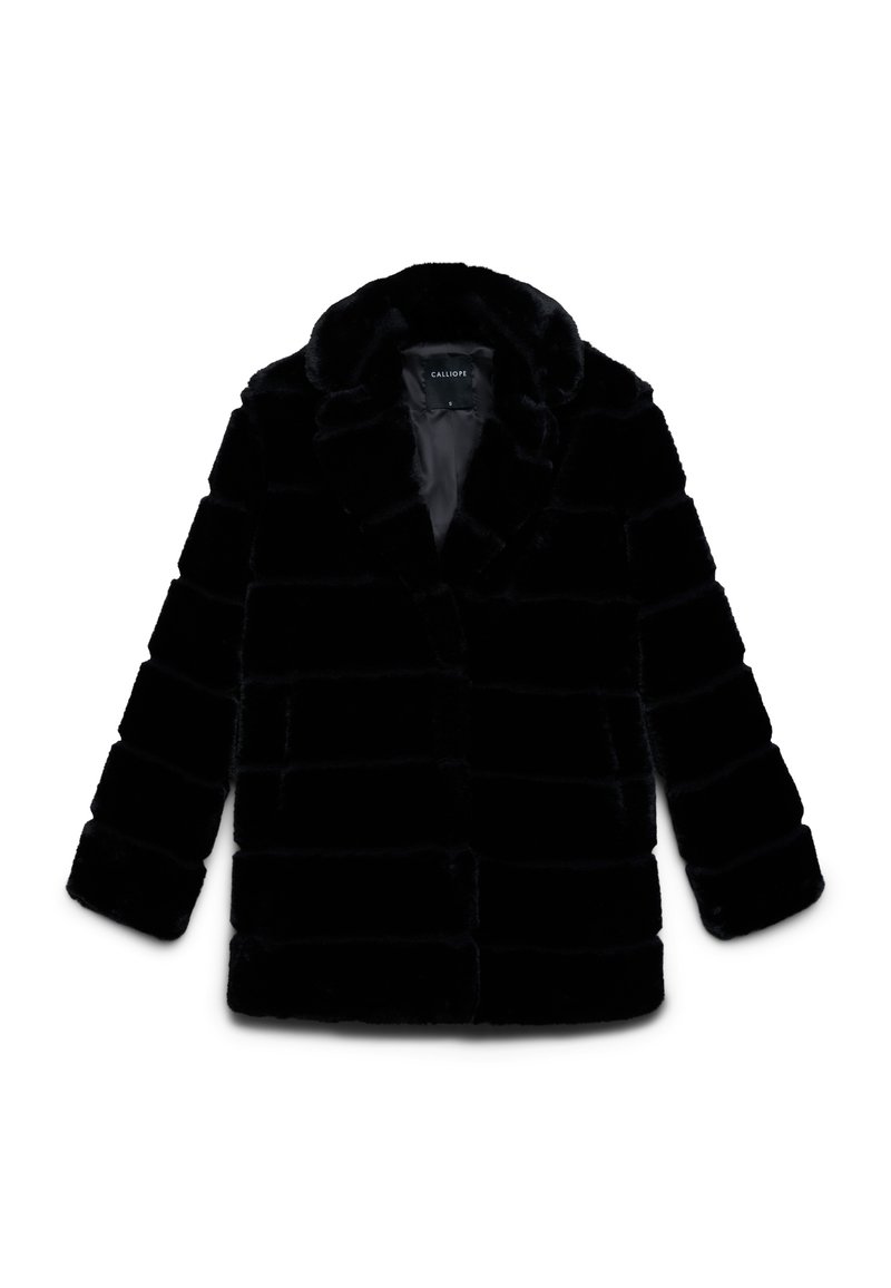 Cappotto in finta pelliccia nera con silhouette rilassata, caratterizzato da un collo a scialle, cuciture orizzontali e maniche lunghe. Interno foderato.