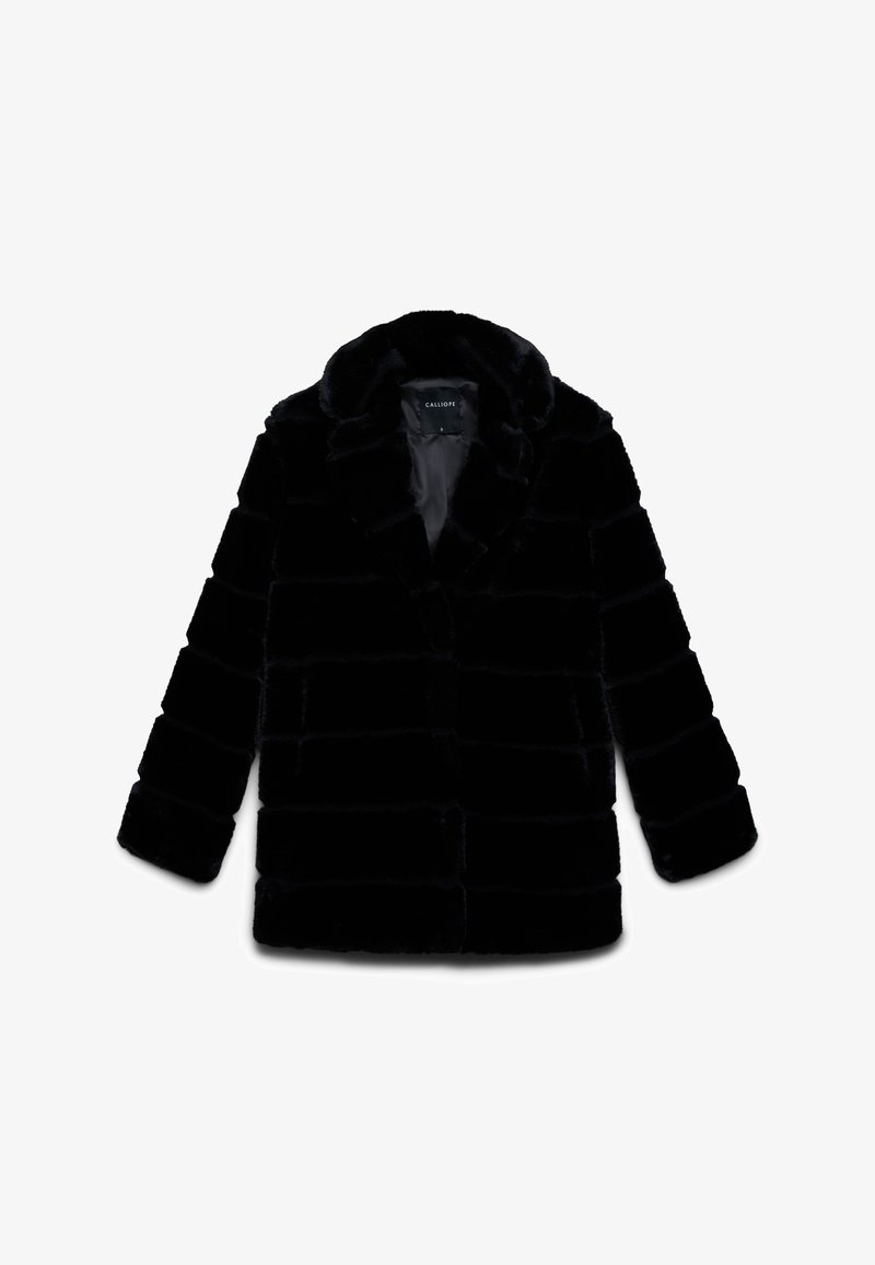Cappotto in finta pelliccia nera con silhouette rilassata, caratterizzato da un collo a scialle, cuciture orizzontali e maniche lunghe. Interno foderato.