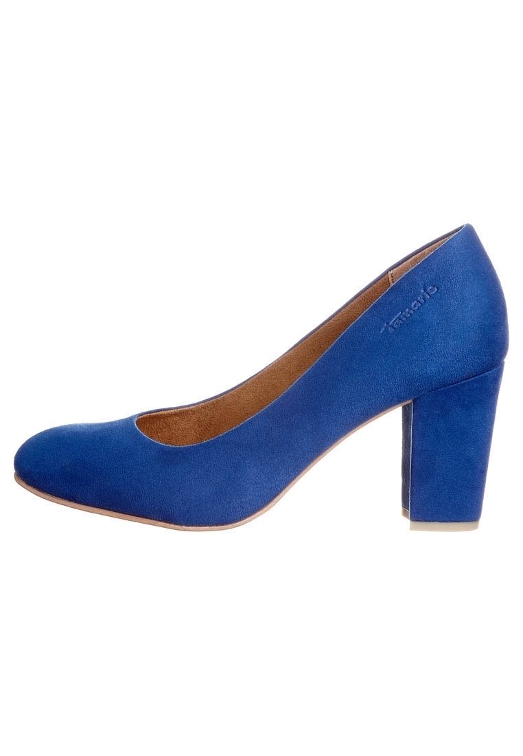 Blå mockapumps med rund tå och tjock klack. Slät yta, minimalistisk design och beige innertyg. Varumärket präglat.