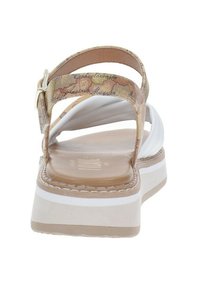 Sandalo platform con base bianca e soletta marrone chiaro, caratterizzato da cinturini intrecciati con texture e stampa mappa. Accentato da una fibbia metallica.