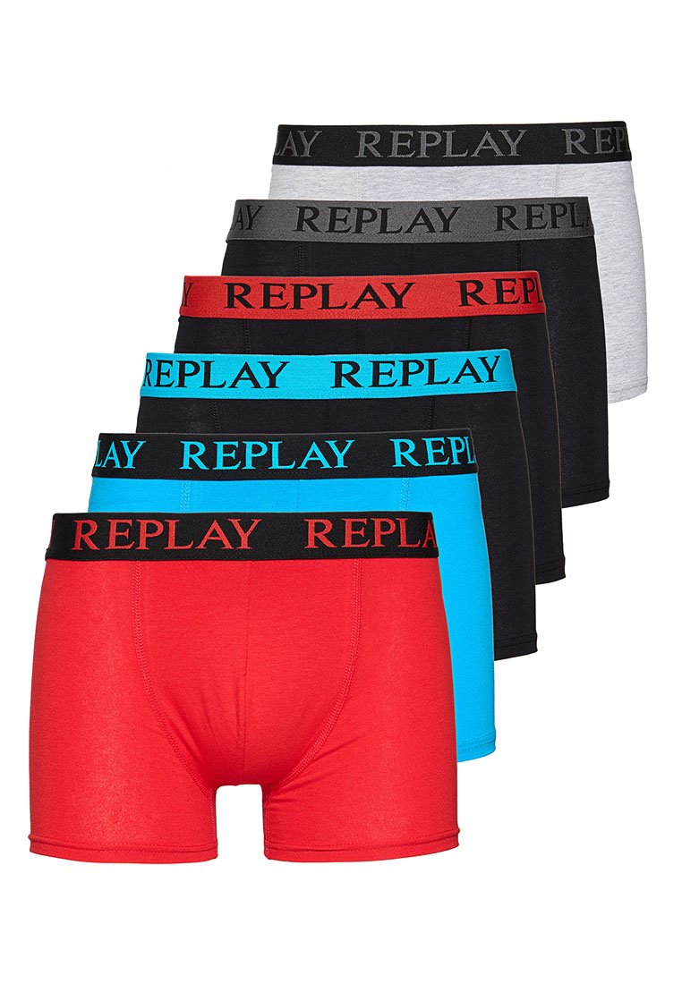 Set von sechs Herrenboxershorts in verschiedenen Farben: rot, blau, schwarz, grau, mit elastischen Taillenbündchen und "REPLAY"-Logo, aus weichem Stoff gefertigt.