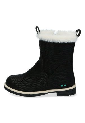Bottine noire avec une surface texturée, bord en fausse fourrure blanche et deux accents turquoise près de la semelle. Bout rond et talon bas.