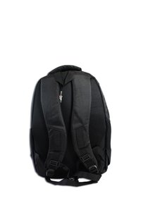 Sac à dos noir avec des bretelles en mesh rembourrées, tissu texturé et boucles réglables. Il dispose d'une poignée sur le dessus et d'un design élégant et fonctionnel.