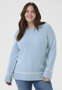 Pull bleu clair en tissu doux, avec ourlet et poignets côtelés agrémentés d'accents blancs, col rond et manches longues.