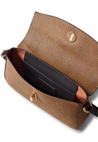 Borsa a tracolla in pelle marrone con texture, chiusura dorata, interno nero e tasca centrale. Design a patta con foderatura interna liscia.