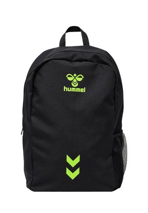 Schwarzer Rucksack mit neongrünem Hummel-Logo und zwei nach unten gerichteten V-förmigen Streifen, ausgestattet mit einer seitlichen Netz-Tasche und einem oberen Tragegriff.