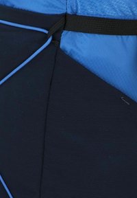 Tessuto nero e blu con un design strutturato; presenta dettagli blu e una tracolla nera. Logo del marchio visibile in modo sottile sul materiale.