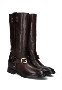 Bruine leren kniehoge laarzen met een gladde afwerking, voorzien van een band met een gouden gesp en decoratieve studs aan de zijkanten.