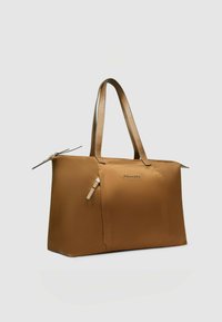 Borsa a mano marrone in nylon con doppio manico, cerniera e tasca frontale. Tessuto liscio e design minimalista. Dettagli in metallo argentato.