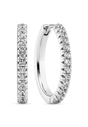 Sølv hoop-øreringe dekoreret med en enkelt række runde klare ædelsten langs den ydre kant, én med lukket og én med åben lukning.