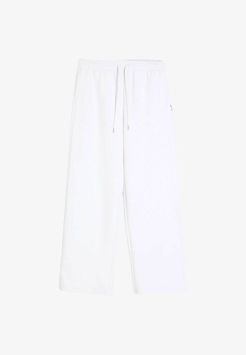 Białe szerokie spodnie wykonane z miękkiego materiału, z elastycznym pasem i sznurkiem, a także delikatnymi bocznymi kieszeniami dla dodatkowej funkcjonalności.