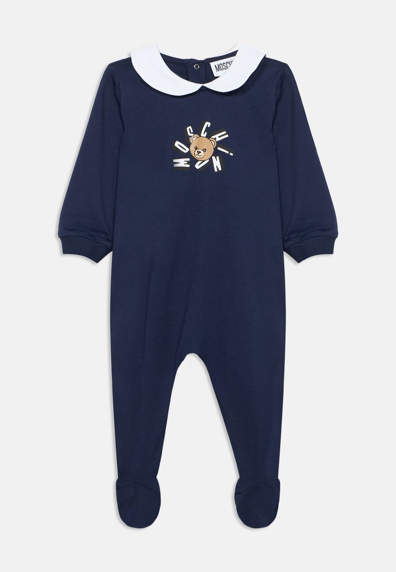 Βρεφικό φορμάκι σε ναυτικό μπλε με λευκό γιακά Πίτερ Παν, μακριά μανίκια, κλειστά ποδαράκια, και αρκουδάκι με λογότυπο MOSCHINO στο μπροστινό μέρος.