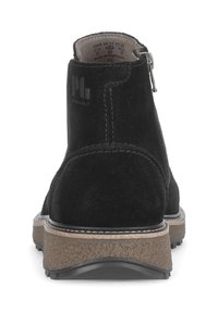 Zwarte suède enkellaars met een gestructureerde rubberen zool, gestikte details en een zijrits voor gemakkelijk aan- en uittrekken. Gemaakt in Portugal.