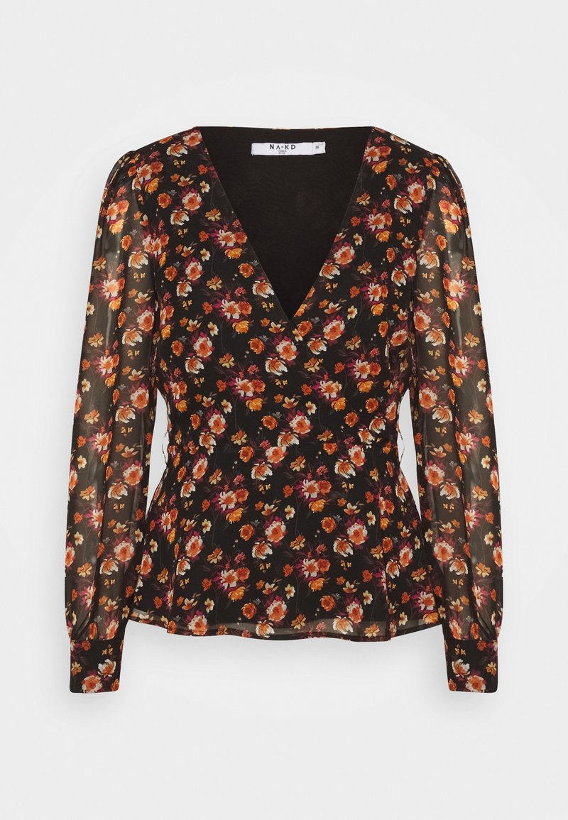 Blusa nera avvolgente con maniche lunghe trasparenti, caratterizzata da un motivo floreale nelle tonalità di rosso, arancio e giallo. Scollo a V e dettagli di vita arricciata.