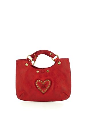 Piccola borsa a mano rossa in pelle con manici superiori, borchie dorate e una toppa a forma di cuore sulla parte anteriore con testo e borchie decorative.