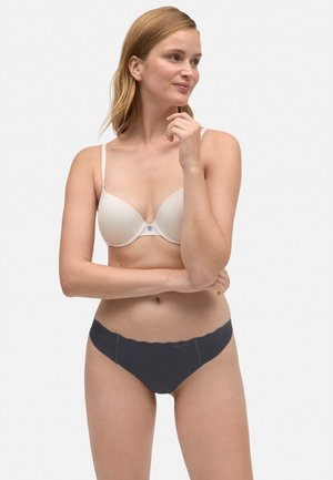 Sostén acolchado beige con cintas finas combinado con bragas grises oscuras de borde festoneado. Tela suave con costuras mínimas y un branding sutil.