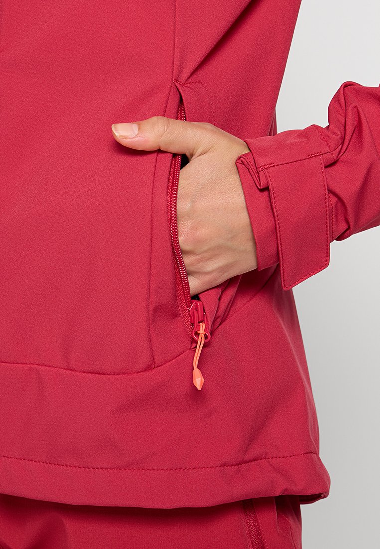Rote Softshelljacke mit einer Reißverschlusstasche. Merkmale sind eine glatte Textur, elastische Bündchen und ein verstellbarer Kordelzug mit einem orangen Stopper.