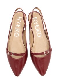 Raudoni odiniai slingback batai su smailiu priekiu, turintys siaurą dirželį ir mažą metalinę sagtį kaip papildomą detalę. Textūruota vidpadžio dalis.