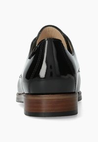 Chaussure en cuir noir avec une finition brillante, un talon arrondi et une semelle en bois. Présente une couture minimale et un design classique.