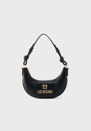 Juodas pusmėnulio formos rankinė su surišta rankena ir auksine „Love Moschino“ logotipo plokštele priekyje, viršuje užsegama užtrauktuku.