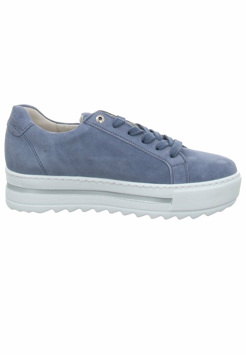 Baskets basses en daim bleu avec une épaisse semelle plateforme blanche et des lacets bleus, vues de profil extérieur.