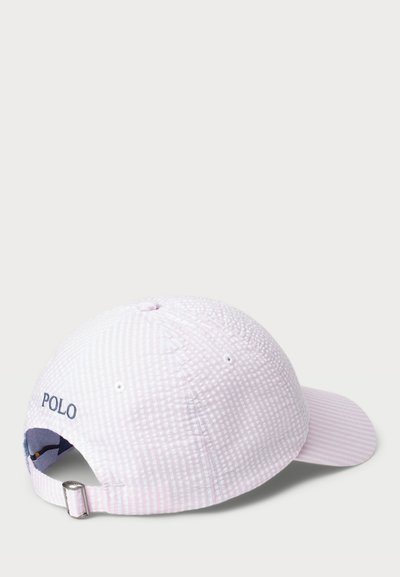 Cappellino da baseball di colore rosa chiaro con motivo a quadri, dotato di cinturino regolabile e logo ricamato sul retro. Materiale in cotone.