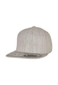 Grå fitted cap lavet af tekstureret stof med en flad skygge, seks paneler og en rund top. Har en indvendig mærke med plejeinstrukser.