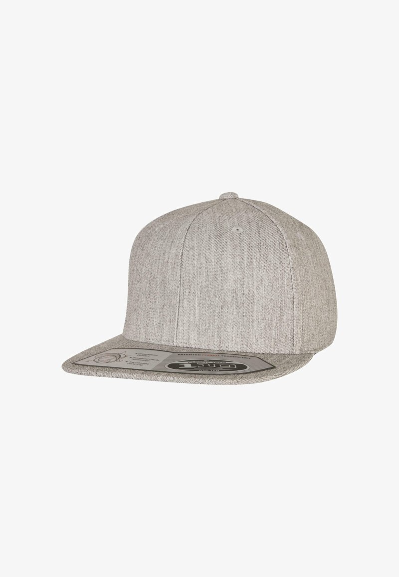Gråt tilpasset caps laget av teksturert stoff med flat skjerm, seks paneler og avrundet topp. Har en indre etikett med vedlikeholds instruksjoner.