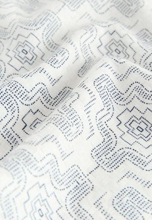 Valge kangas, millel on geomeetriline sinine muster, kõverate joonte ja kujunditega. Tekstuur näib olevat sile ja kerge läikega.