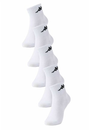 Päť párov bielych členkových ponožiek s čiernym logom na rebrovaných manžetách, usporiadaných do šikmej zvislej línie na bielom pozadí.