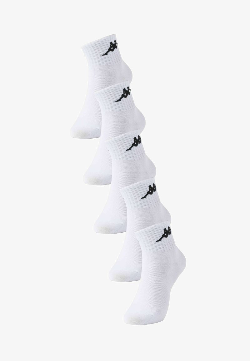 Cinci perechi de șosete albe pentru gleznă cu logo negru pe tivurile striate, aranjate într-o linie verticală decalată pe un fundal alb.